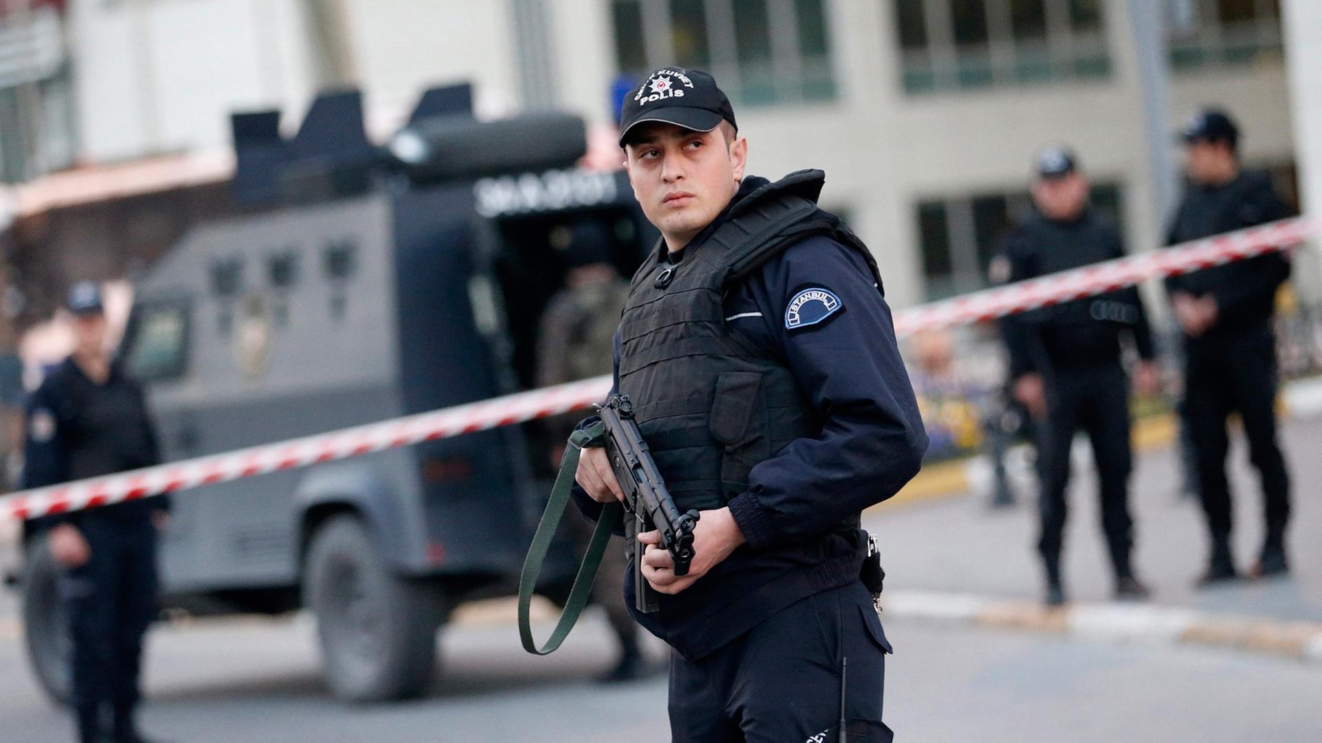 Ein türkischer Polizist sichert den Bereich vor der Polizeiwache in Istanbul. Ein türkischer Polizist sichert den Bereich vor der Polizeiwache in Istanbul.