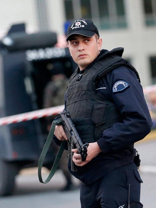 Ein türkischer Polizist sichert den Bereich vor der Polizeiwache in Istanbul.