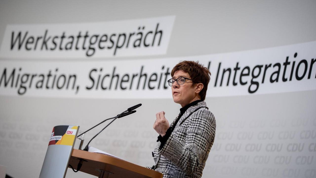 CDU-Chefin Annegret Kramp-Karrenbauer steht bei einem Werkstattgespräch der Partei am Rednerpult und spricht in ein Mikrofon. CDU-Chefin Annegret Kramp-Karrenbauer steht bei einem Werkstattgespräch der Partei am Rednerpult und spricht in ein Mikrofon.
