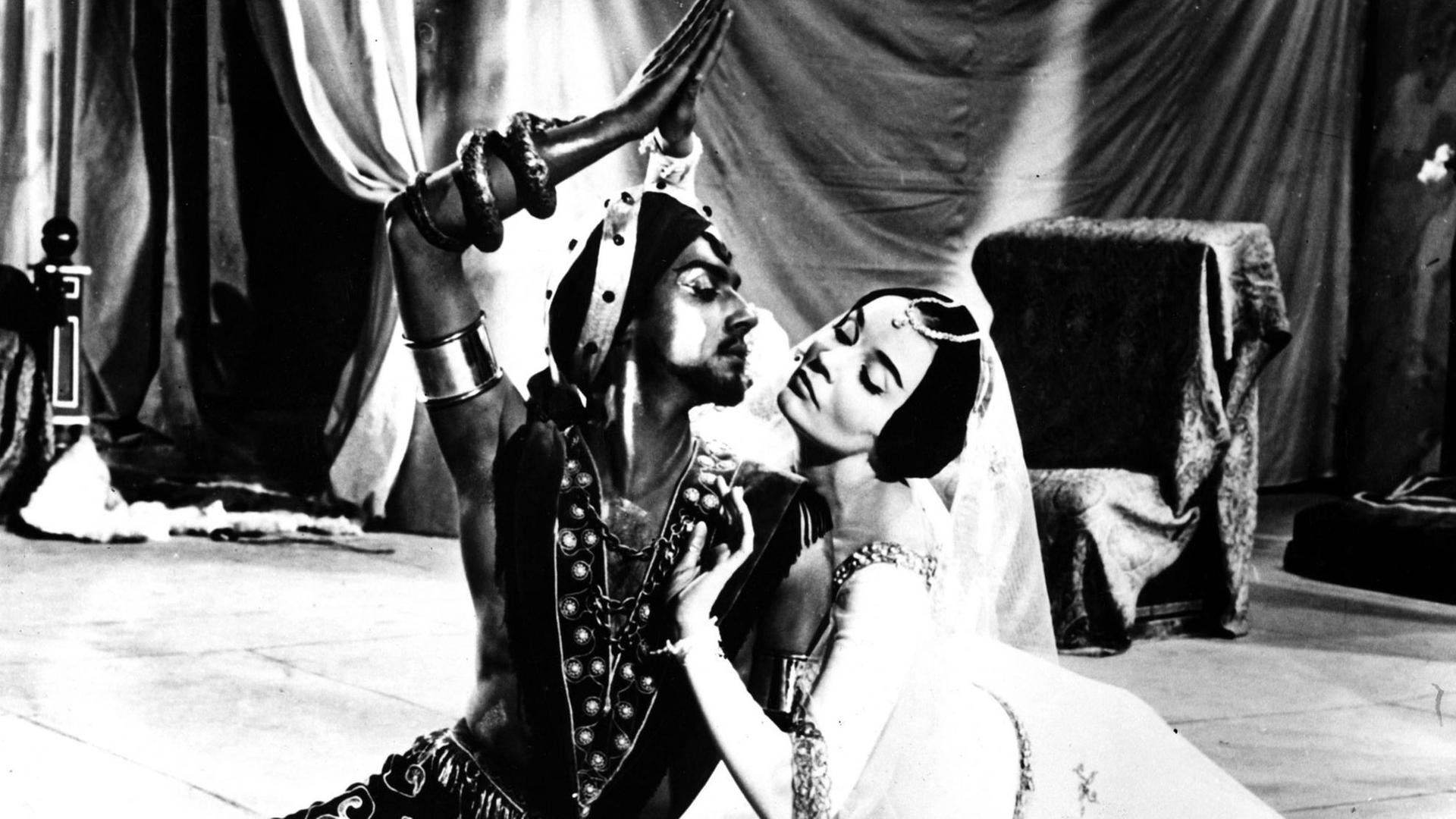 Antonio Ruiz Soler und Ludmilla Tcherina in einer Tanz-Szene der Romanze "Honeymoon", der unter dem Titel "Strahlender Himmel - strahlendes Glück" 1959 in die deutschen Kinos kam Antonio Ruiz Soler und Ludmilla Tcherina in einer Tanz-Szene der Romanze "Honeymoon", der unter dem Titel "Strahlender Himmel - strahlendes Glück" 1959 in die deutschen Kinos kam