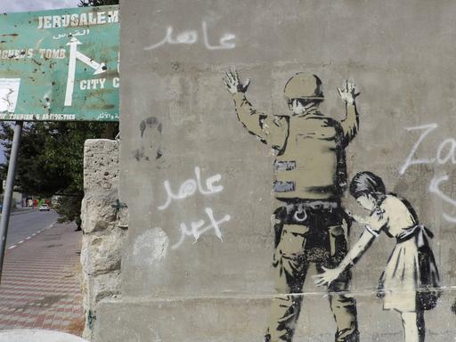 Sperrmauer mit Graffito von Banksy auf der palästinensischen Seite, zwischen Bethlehem, Westjordanland und Jerusalem.