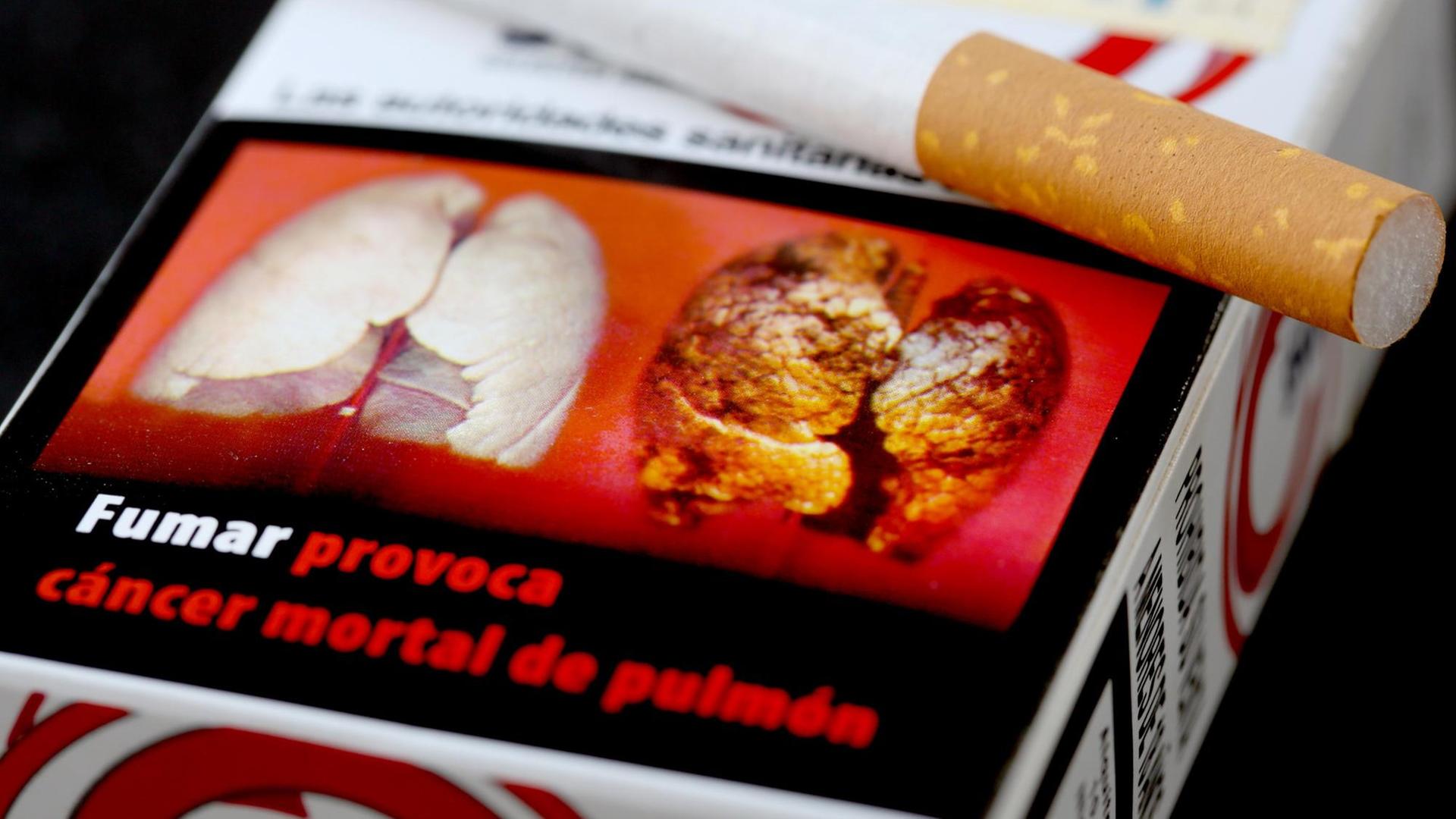 Ein Bild einer Raucherlunge auf einer spanischen Zigarettenschachtel.