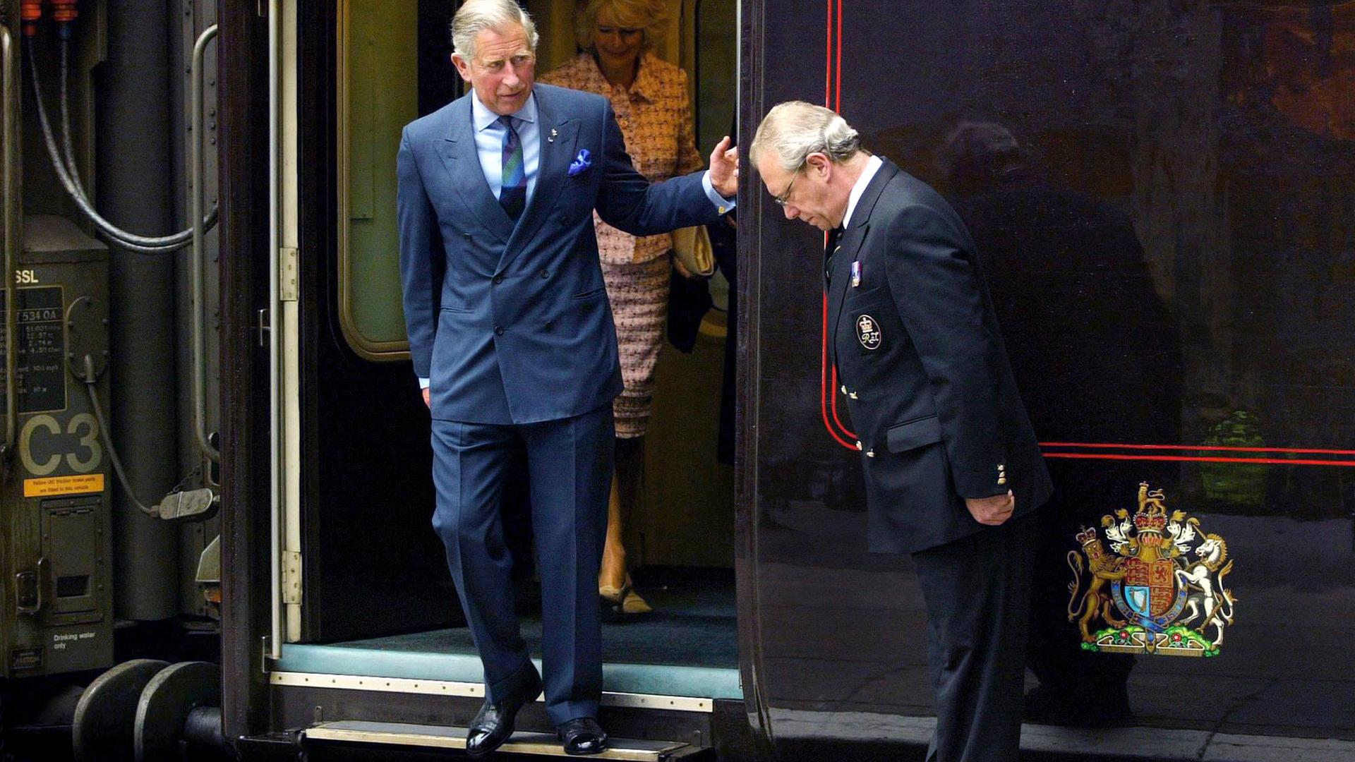 Prince Charles and Camilla bei ihrer Ankunft an der Waverley Station in Edinburgh auf ihrem dreitägigen Besuch in Schottland, 2007 Prince Charles and Camilla bei ihrer Ankunft an der Waverley Station in Edinburgh auf ihrem dreitägigen Besuch in Schottland, 2007