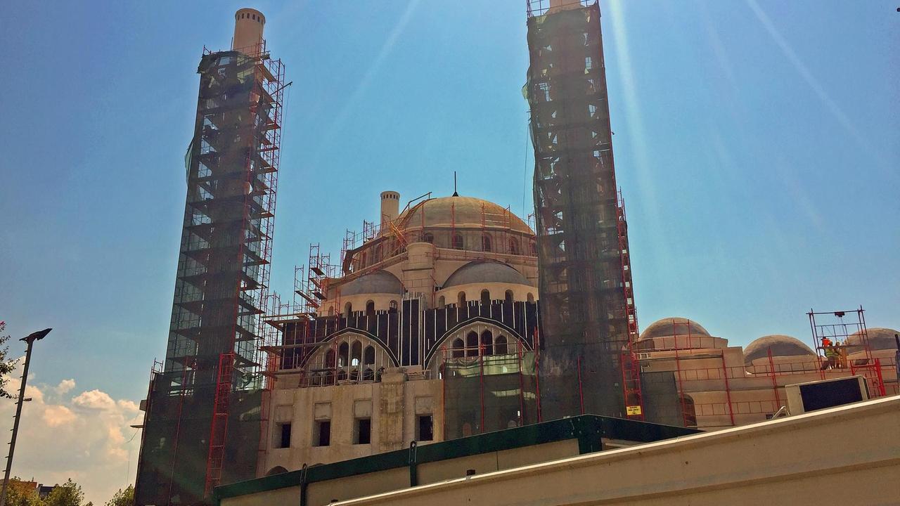 Bauarbeiten an der neuen "Erdogan-Moschee" mit vier Minaretten. Bauarbeiten an der neuen "Erdogan-Moschee" mit vier Minaretten.