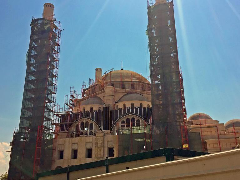 Bauarbeiten an der neuen "Erdogan-Moschee" mit vier Minaretten.