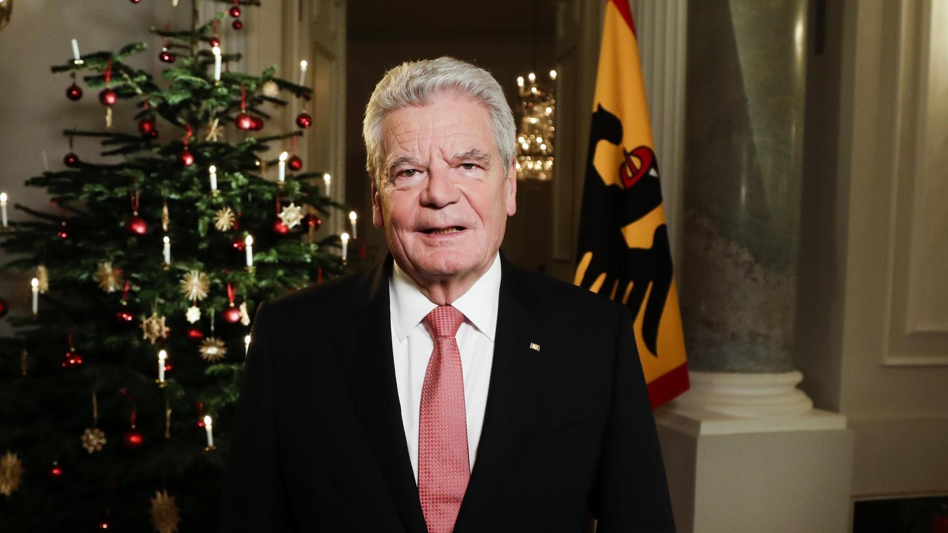 Bundespräsident Joachim Gauck am 22.12.2016 bei der Aufzeichnung der Weihnachtsansprache im Schloss Bellevue in Berlin. Bundespräsident Joachim Gauck am 22.12.2016 bei der Aufzeichnung der Weihnachtsansprache im Schloss Bellevue in Berlin.
