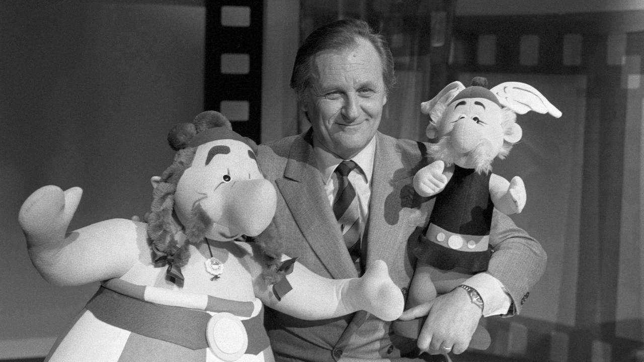 Alberto Uderzo mit Figuren von Asterix und Obelix. Alberto Uderzo mit Figuren von Asterix und Obelix.