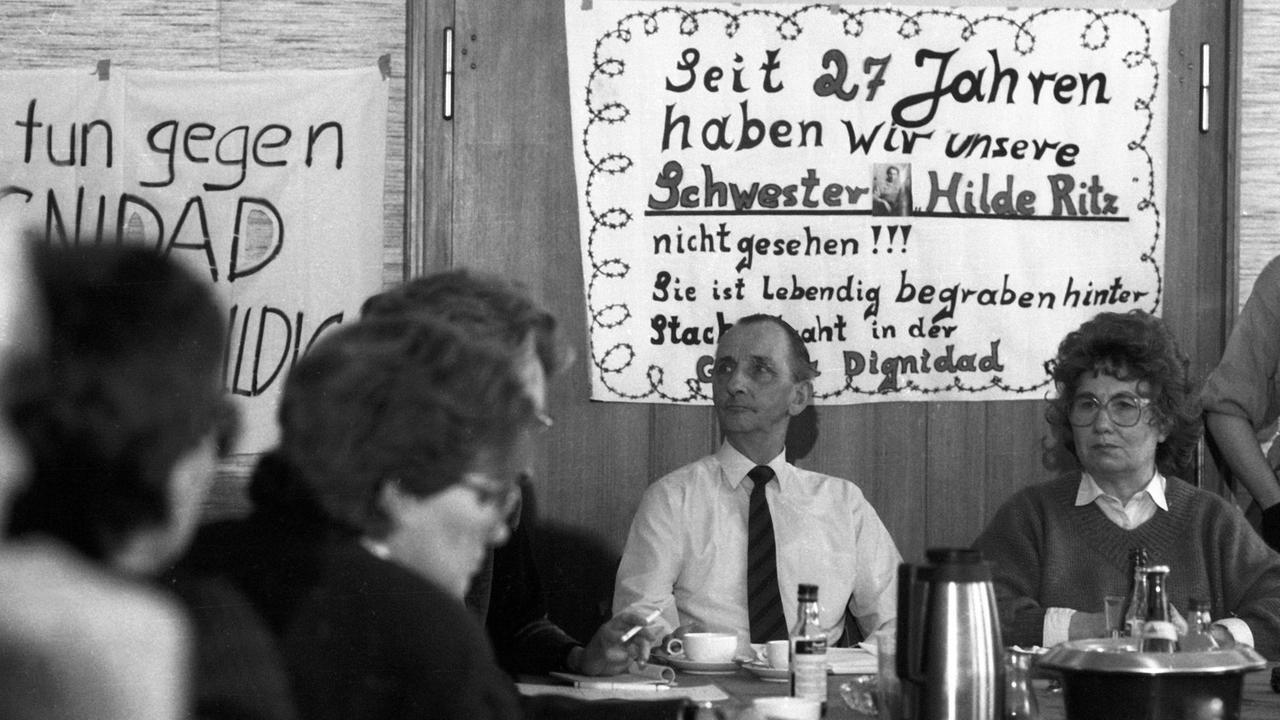 Angehörige von Colonia Dignidad-Bewohnern fürchten 1988 um das Wohl ihrer Lieben - Protest gegen Menschenrechtsverletzungen in der Colonia Dignidad anlässlich der Anhörung vor dem Unterausschuss für Menschenrechte und Humanitäre Hilfe des Auswärtigen Ausschusses in Bonn. Angehörige von Colonia Dignidad-Bewohnern fürchten 1988 um das Wohl ihrer Lieben - Protest gegen Menschenrechtsverletzungen in der Colonia Dignidad anlässlich der Anhörung vor dem Unterausschuss für Menschenrechte und Humanitäre Hilfe des Auswärtigen Ausschusses in Bonn.