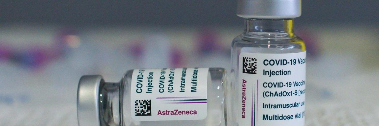 Zwei Ampullen mit Covid-19-Impfstoff des Herstellers AstraZeneca. Zwei Ampullen mit Covid-19-Impfstoff des Herstellers AstraZeneca.