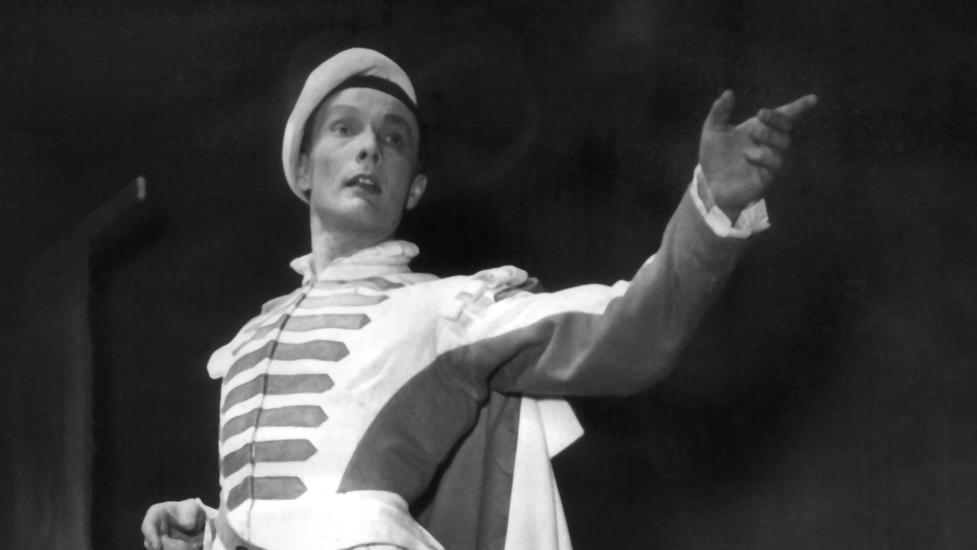 Der französische Schauspieler, Regisseur und Theaterleiter Jean-Louis Barrault in der Rolle des Scapin in Molieres "Les Fourberies des Scapin" (undatiert). Berühmt wurde er in der Rolle des Pantomimen Baptiste in dem Filmklassiker "Die Kinder des Olymp" aus dem Jahr 1944. Mit seiner Ehefrau M. Renaud gründete er 1946 die Theatergruppe "Compagnie Madeleine Renaud-Jean-Louis Barrault". Er wurde am 8. September 1910 in Le Vesinet geboren und verstarb am 22. Januar 1994 in Paris. Der französische Schauspieler, Regisseur und Theaterleiter Jean-Louis Barrault in der Rolle des Scapin in Molieres "Les Fourberies des Scapin" (undatiert). Berühmt wurde er in der Rolle des Pantomimen Baptiste in dem Filmklassiker "Die Kinder des Olymp" aus dem Jahr 1944. Mit seiner Ehefrau M. Renaud gründete er 1946 die Theatergruppe "Compagnie Madeleine Renaud-Jean-Louis Barrault". Er wurde am 8. September 1910 in Le Vesinet geboren und verstarb am 22. Januar 1994 in Paris.