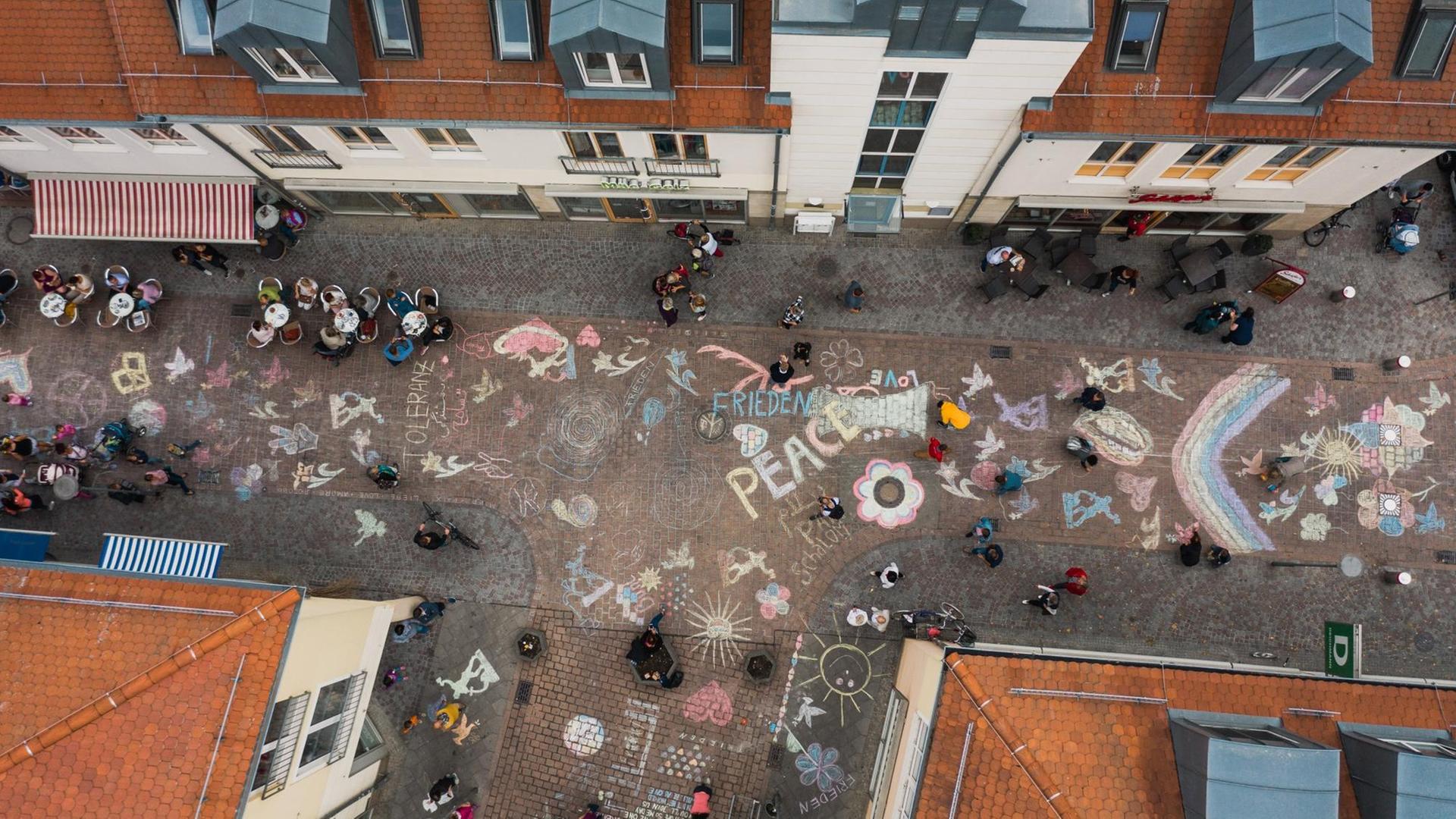 Vor einer geplanten Demonstration mehrerer rechtsgerichteter Gruppierungen haben die Menschen im sachsen-anhaltischen Köthen ihren Marktplatz bunt angemalt. Vor einer geplanten Demonstration mehrerer rechtsgerichteter Gruppierungen haben die Menschen im sachsen-anhaltischen Köthen ihren Marktplatz bunt angemalt.