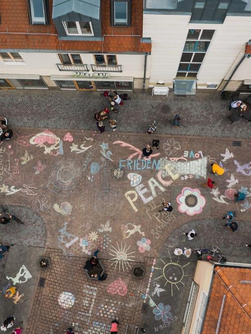 Vor einer geplanten Demonstration mehrerer rechtsgerichteter Gruppierungen haben die Menschen im sachsen-anhaltischen Köthen ihren Marktplatz bunt angemalt. 