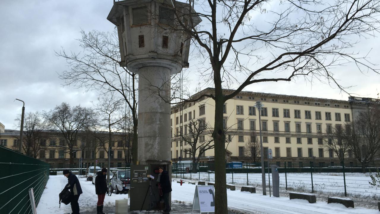 Die temporäre Kunstinstallation "Am Telefon sagt man nix" der Gruppe ÜB3R im Januar 2016 in der Nähe des Potsdamer Platzes in Berlin-Mitte