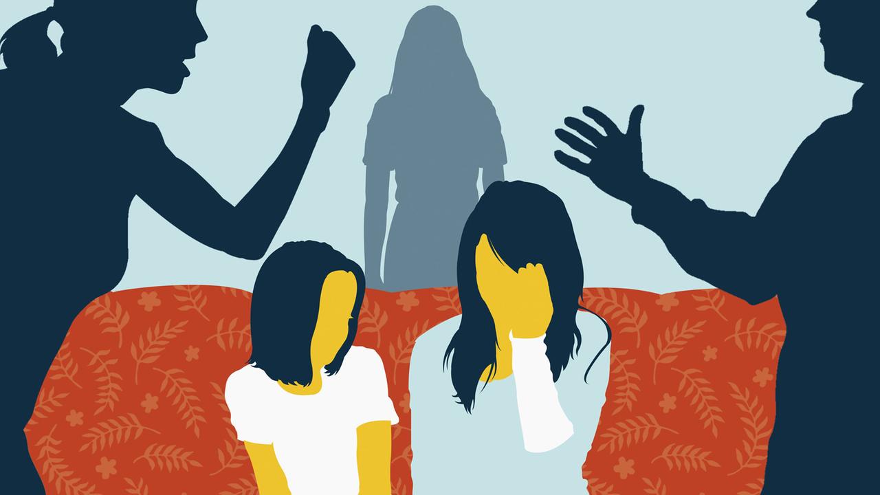 Kinder auf einer Couch zwischen streitenden Eltern Kinder auf einer Couch zwischen streitenden Eltern