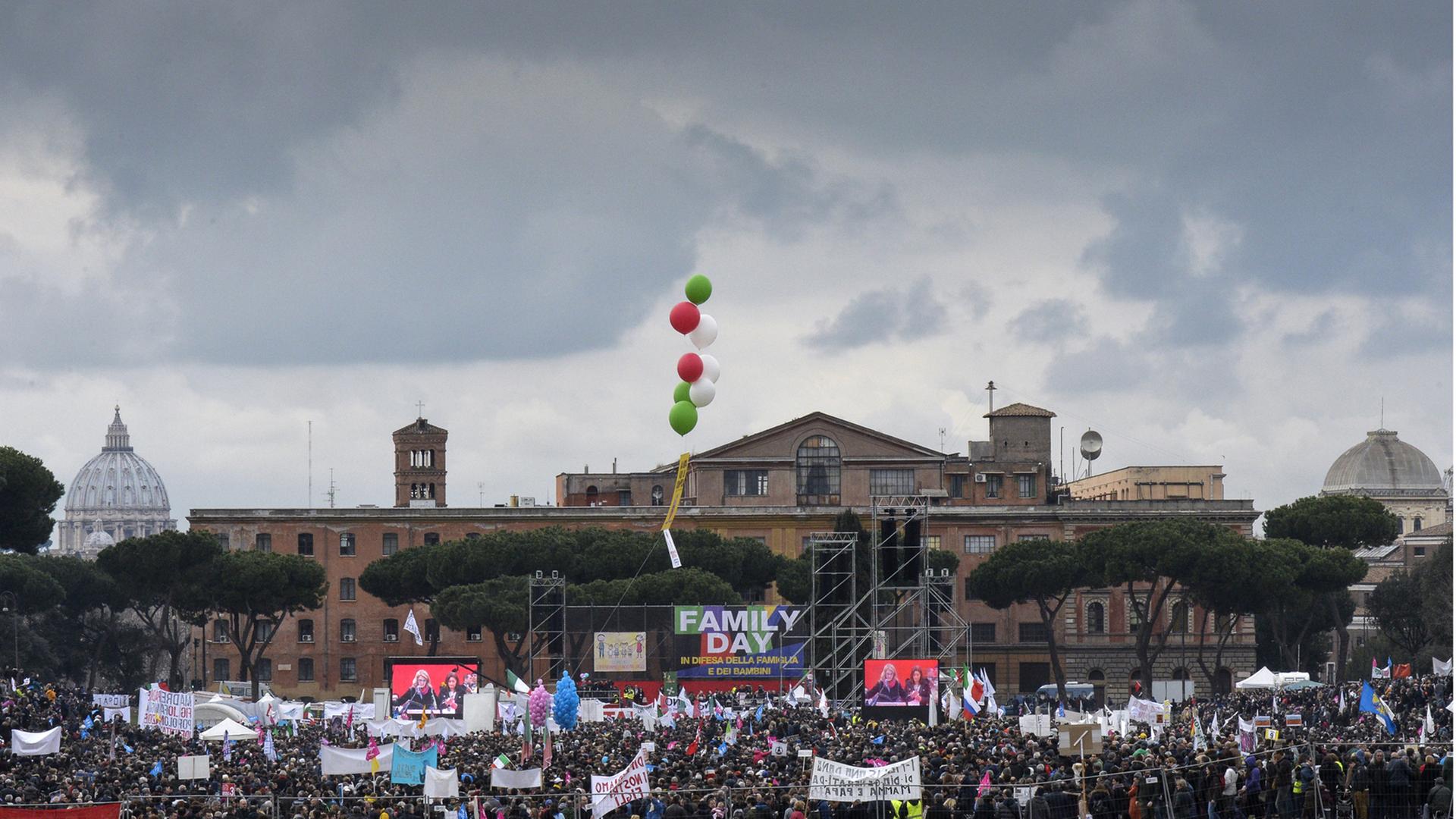 Im Rahmen des sogenannten "Family Day" demonstrieren am 30.01.2016 Menschen im römer Circus Maximus gegen die Pläne der italienischen Regierung, gleichgeschlechtliche Partnerschaften anzuerkennen.
