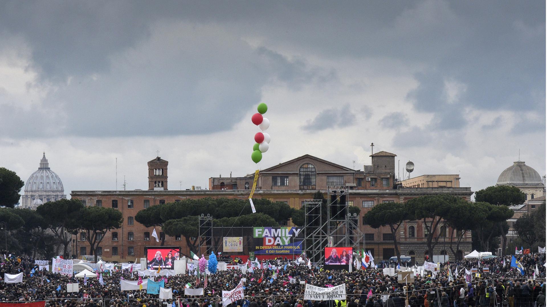 Im Rahmen des sogenannten "Family Day" demonstrieren am 30.01.2016 Menschen im römer Circus Maximus gegen die Pläne der italienischen Regierung, gleichgeschlechtliche Partnerschaften anzuerkennen. Im Rahmen des sogenannten "Family Day" demonstrieren am 30.01.2016 Menschen im römer Circus Maximus gegen die Pläne der italienischen Regierung, gleichgeschlechtliche Partnerschaften anzuerkennen.
