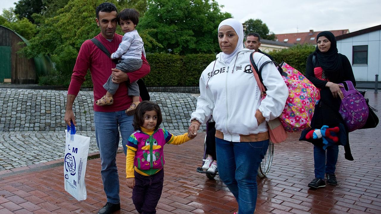 Eine syrische Familie bei ihrer Ankunft in Friedland im September 2013. Eine syrische Familie bei ihrer Ankunft in Friedland im September 2013.