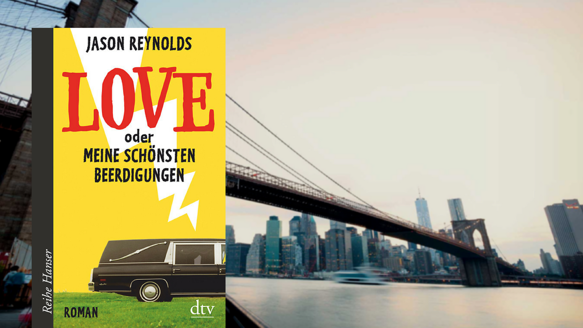 Buchcover "Love" von Jason Reynolds, im Hintergrund der Blick auf den Sonnenuntergang über Brooklyn, New York Buchcover "Love" von Jason Reynolds, im Hintergrund der Blick auf den Sonnenuntergang über Brooklyn, New York