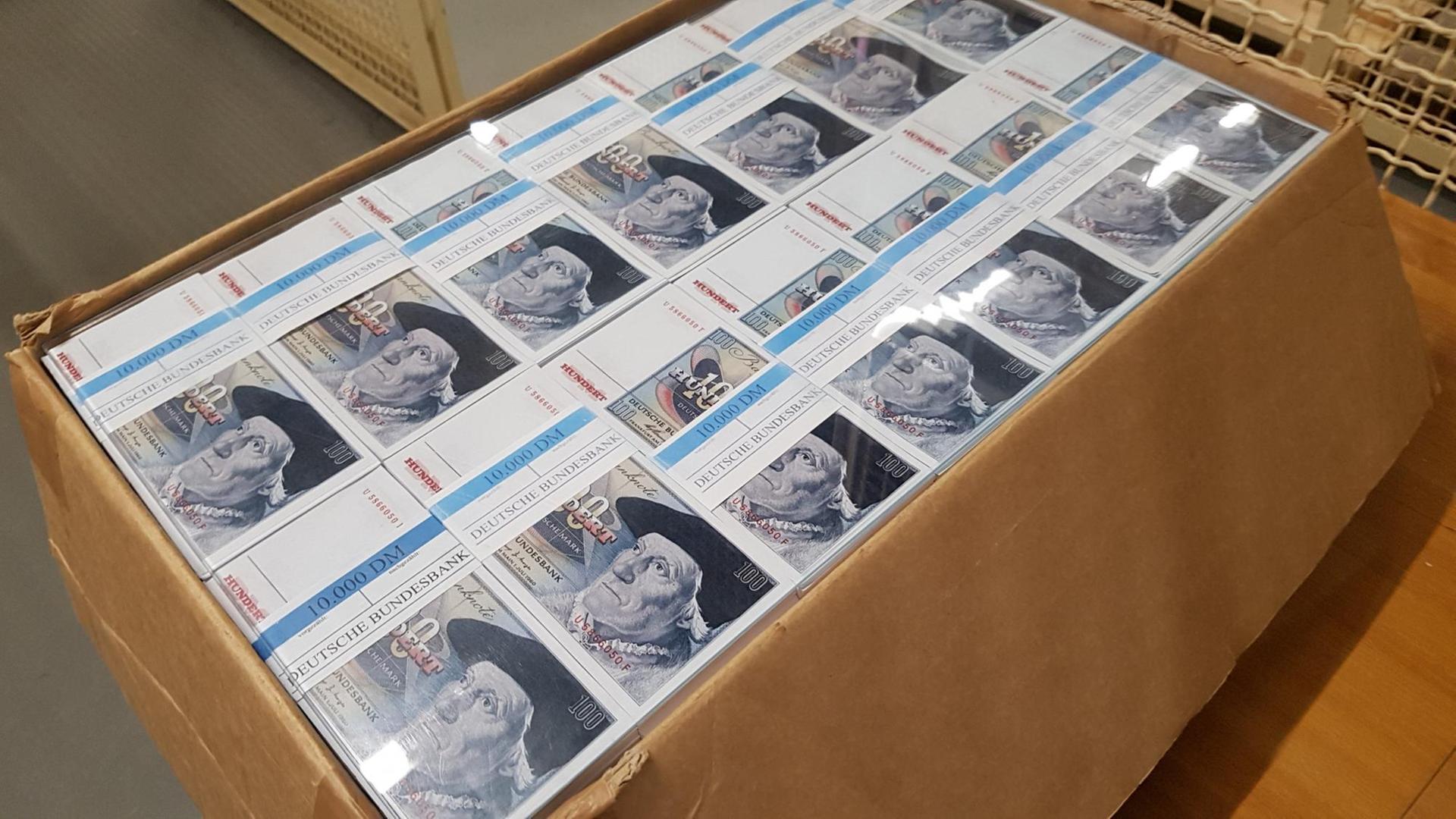 Papierkarton randvoll gefüllt mit Banknoten Papierkarton randvoll gefüllt mit Banknoten