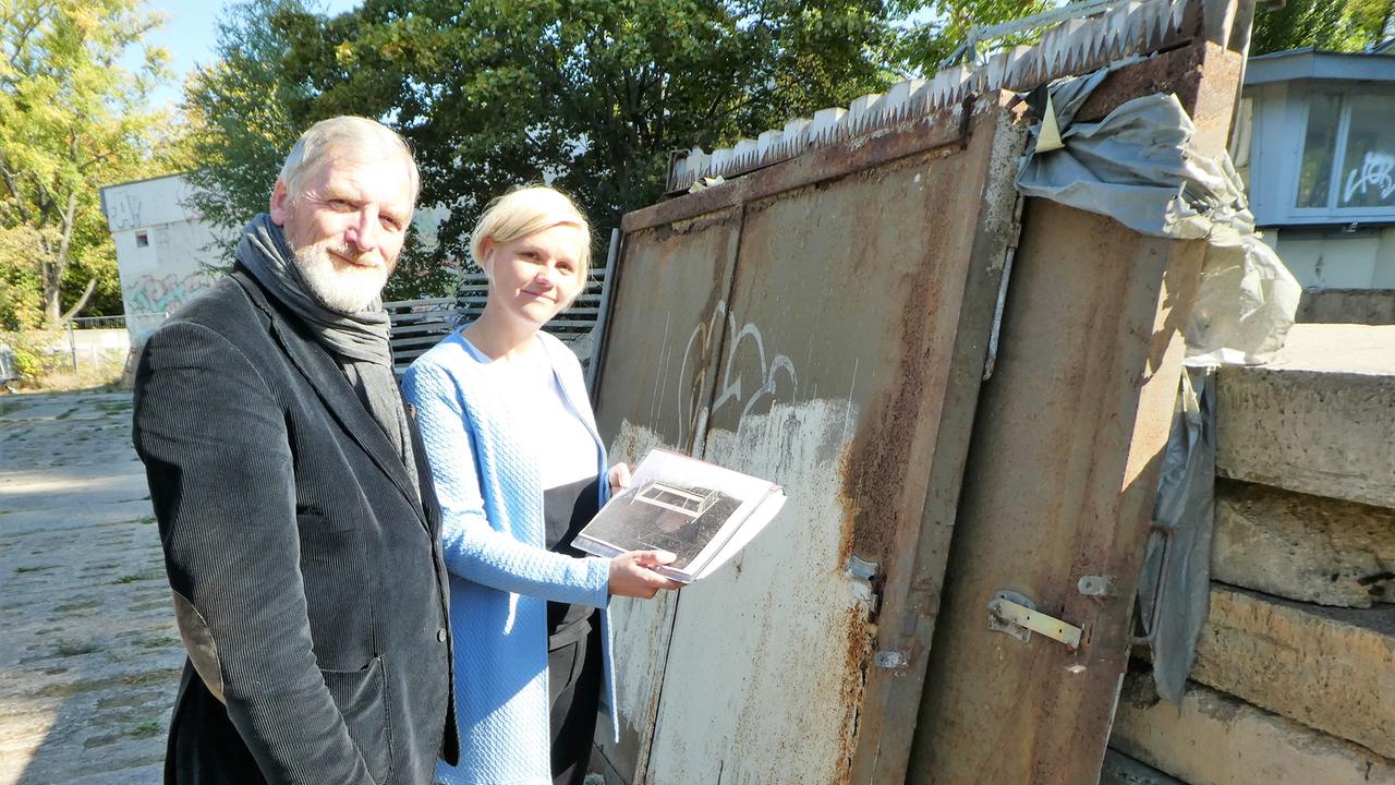 Der Aktivist Rainer Klemke (l.) und die Mitarbeiterin der Stiftung Berliner Mauer, Susanne Muhle Der Aktivist Rainer Klemke (l.) und die Mitarbeiterin der Stiftung Berliner Mauer, Susanne Muhle