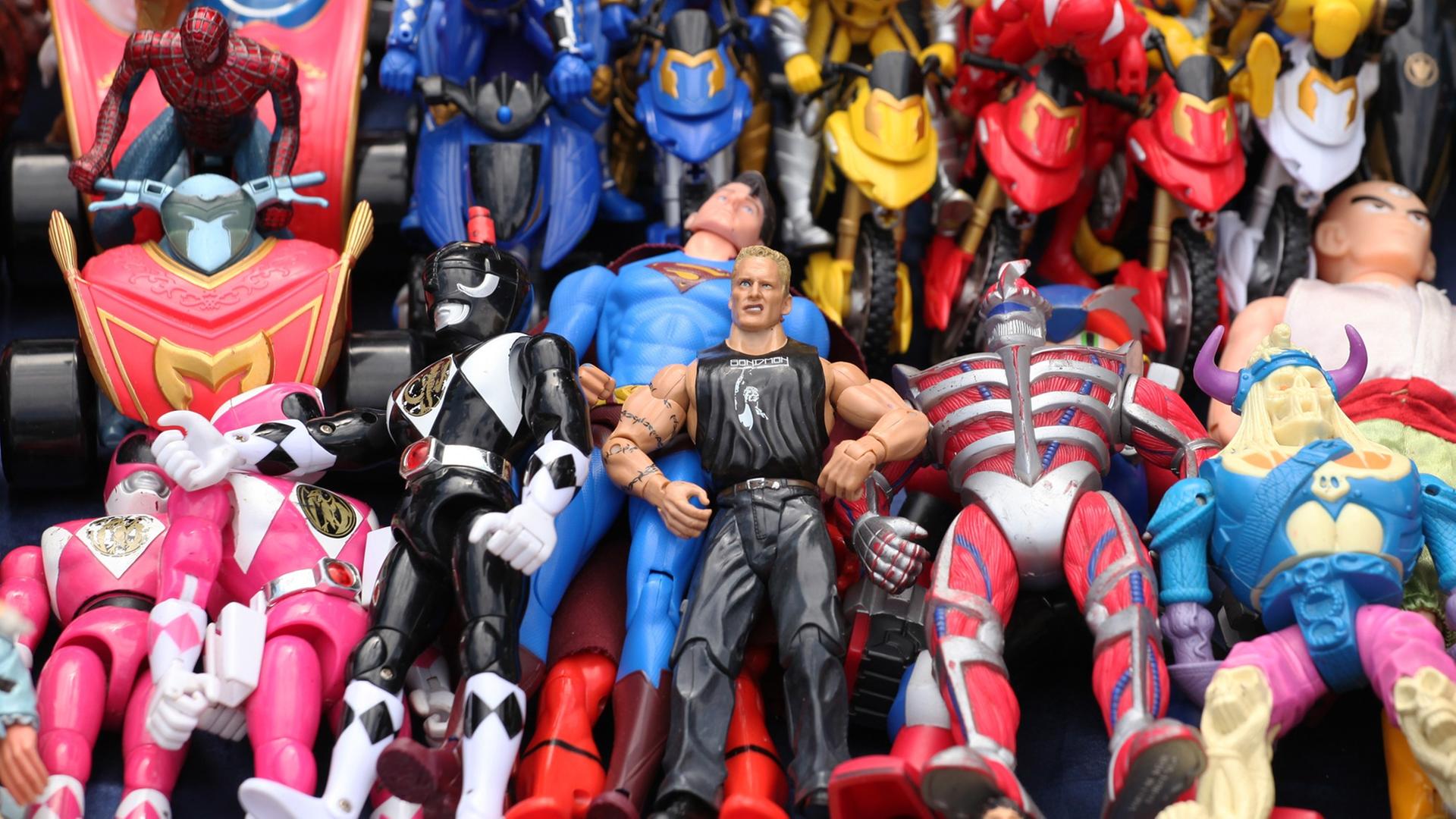 Action-Figuren liegen am Stand eines jungen auf einem Flohmarkt in Frankfurt am Main. Action-Figuren liegen am Stand eines jungen auf einem Flohmarkt in Frankfurt am Main.