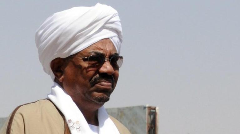 Sudans Präsident Omar Al-Baschir besucht am 12.10.2010 in Khartoum, Sudan das Militär.