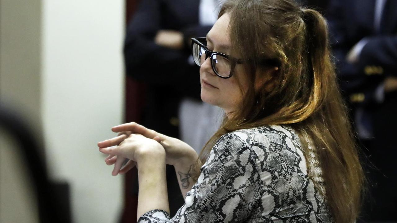 Anna Sorokin sitzt in einem modischen Kleid vor Gericht. Anna Sorokin sitzt in einem modischen Kleid vor Gericht.