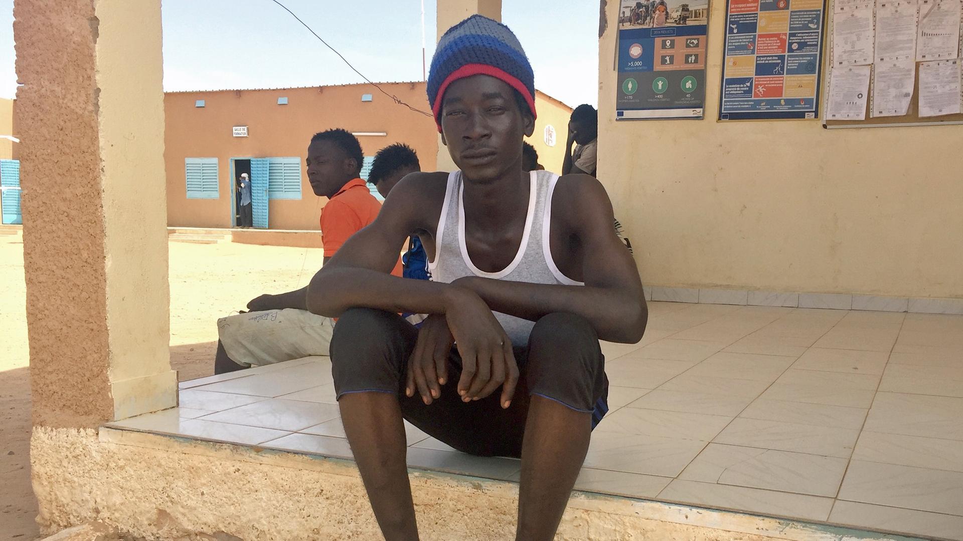 Ibrahim Sorry aus Gambia sitzt im November 2017 in einem Transitzentrum der Internationalen Organisation für Migration in Agadez (Niger). Er wartet dort auf seine Rückführung nach Gambia.