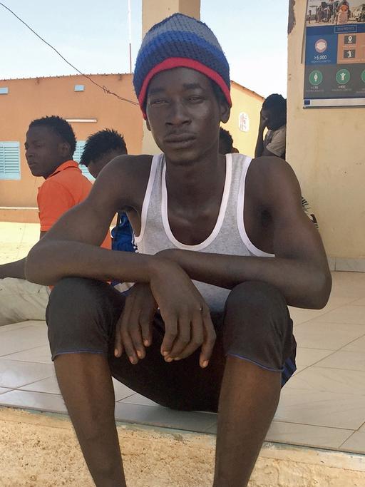 Ibrahim Sorry aus Gambia sitzt im November 2017 in einem Transitzentrum der Internationalen Organisation für Migration in Agadez (Niger). Er wartet dort auf seine Rückführung nach Gambia.