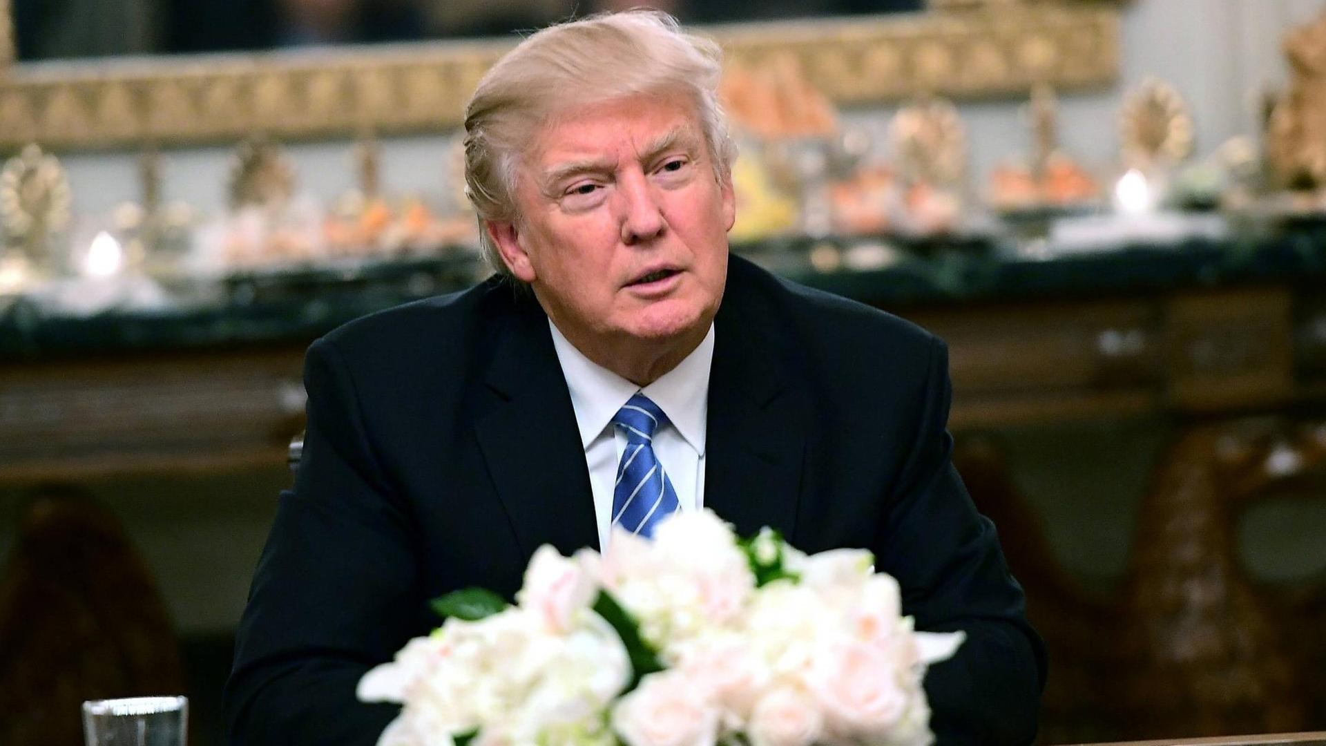 Trump sitzt an einem Tisch im Dining Room des Weißen Hauses Trump sitzt an einem Tisch im Dining Room des Weißen Hauses