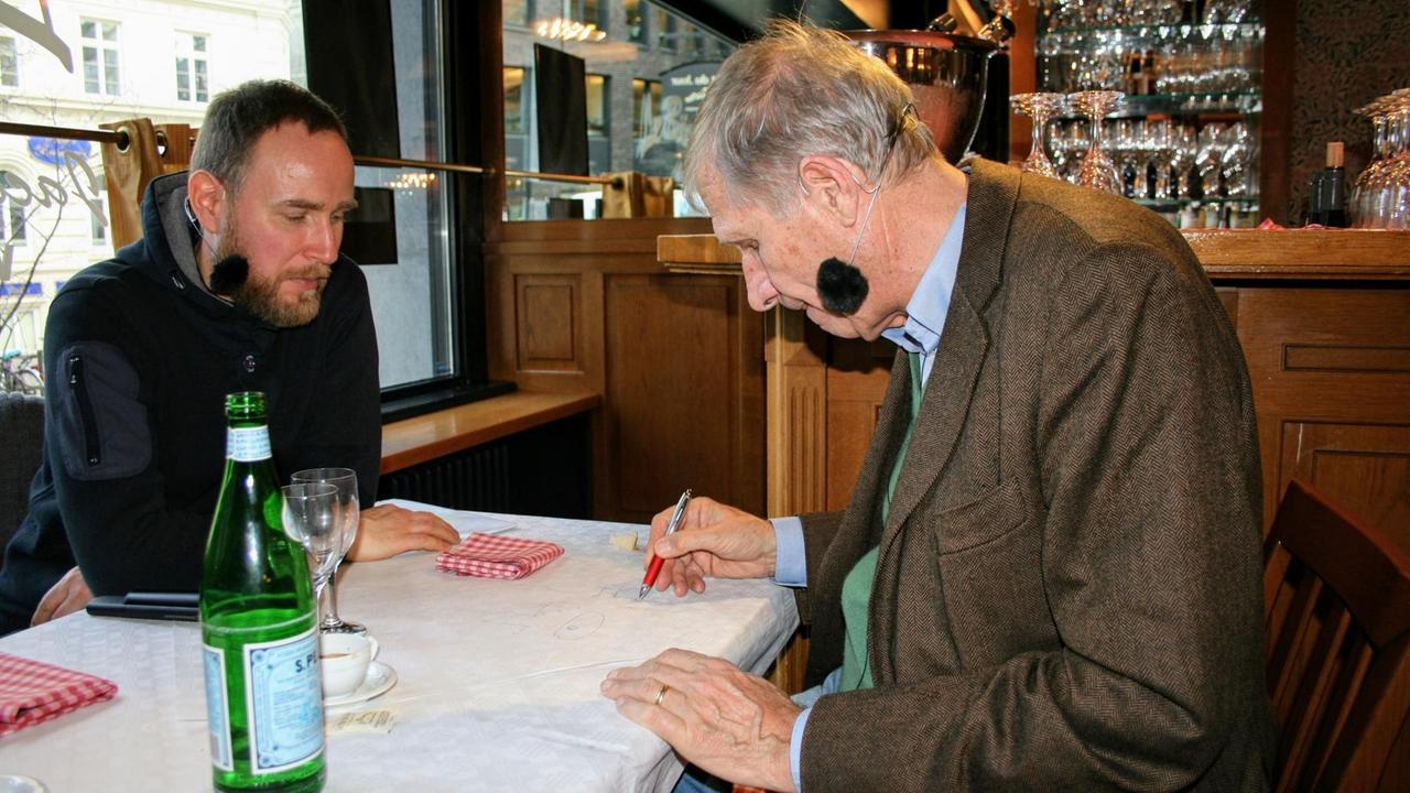 Manchmal muss man malen um zu erklären: Ulrich Wickert und Olaf Kosert im Le Plat Du Jour in Hamburg Manchmal muss man malen um zu erklären: Ulrich Wickert und Olaf Kosert im Le Plat Du Jour in Hamburg