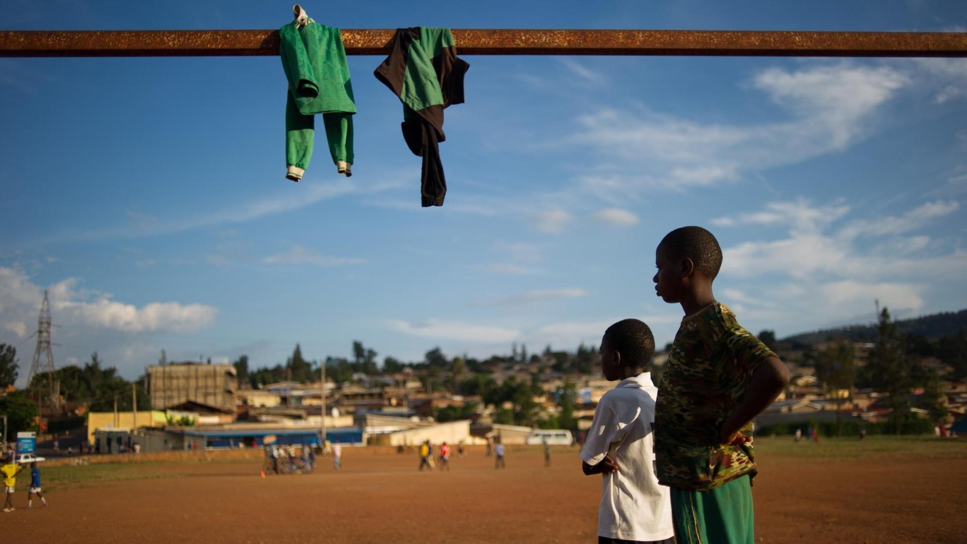 Ruandische Jugendliche bei einem Fußballspiel im Vorort Gikondo der Hauptstadt Kigali. Ruandische Jugendliche bei einem Fußballspiel im Vorort Gikondo der Hauptstadt Kigali.