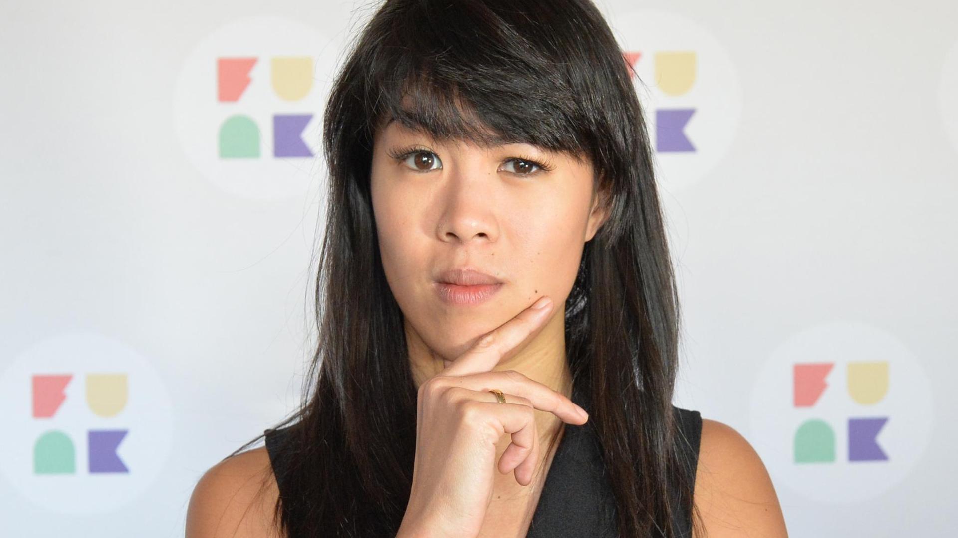 Mai Thi Nguyen-Kim blickt in die Kamera. Im Hintergrund ist eine weiße Wand mit dem Funk-Logo zu sehen. Mai Thi Nguyen-Kim blickt in die Kamera. Im Hintergrund ist eine weiße Wand mit dem Funk-Logo zu sehen.