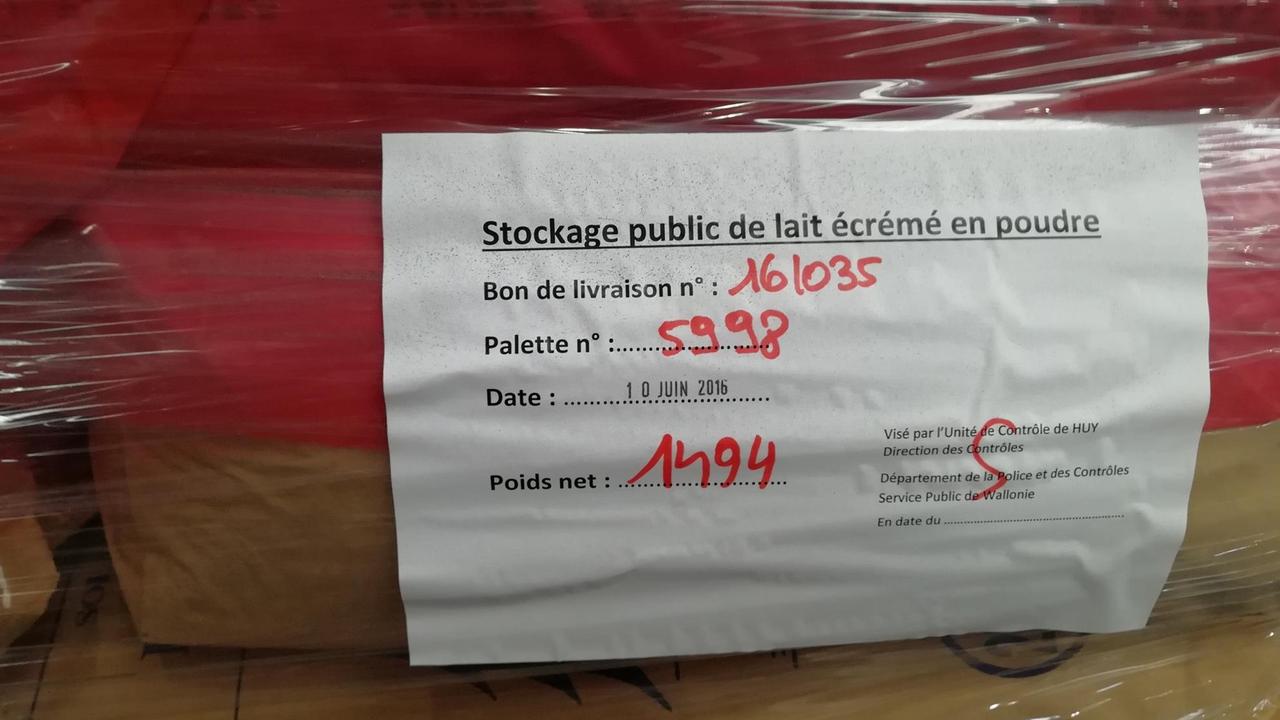 In den Regalen in den Lagerhallen der Firma Vincent Logistics stapeln sich die Milchpulver-Säcke In den Regalen in den Lagerhallen der Firma Vincent Logistics stapeln sich die Milchpulver-Säcke