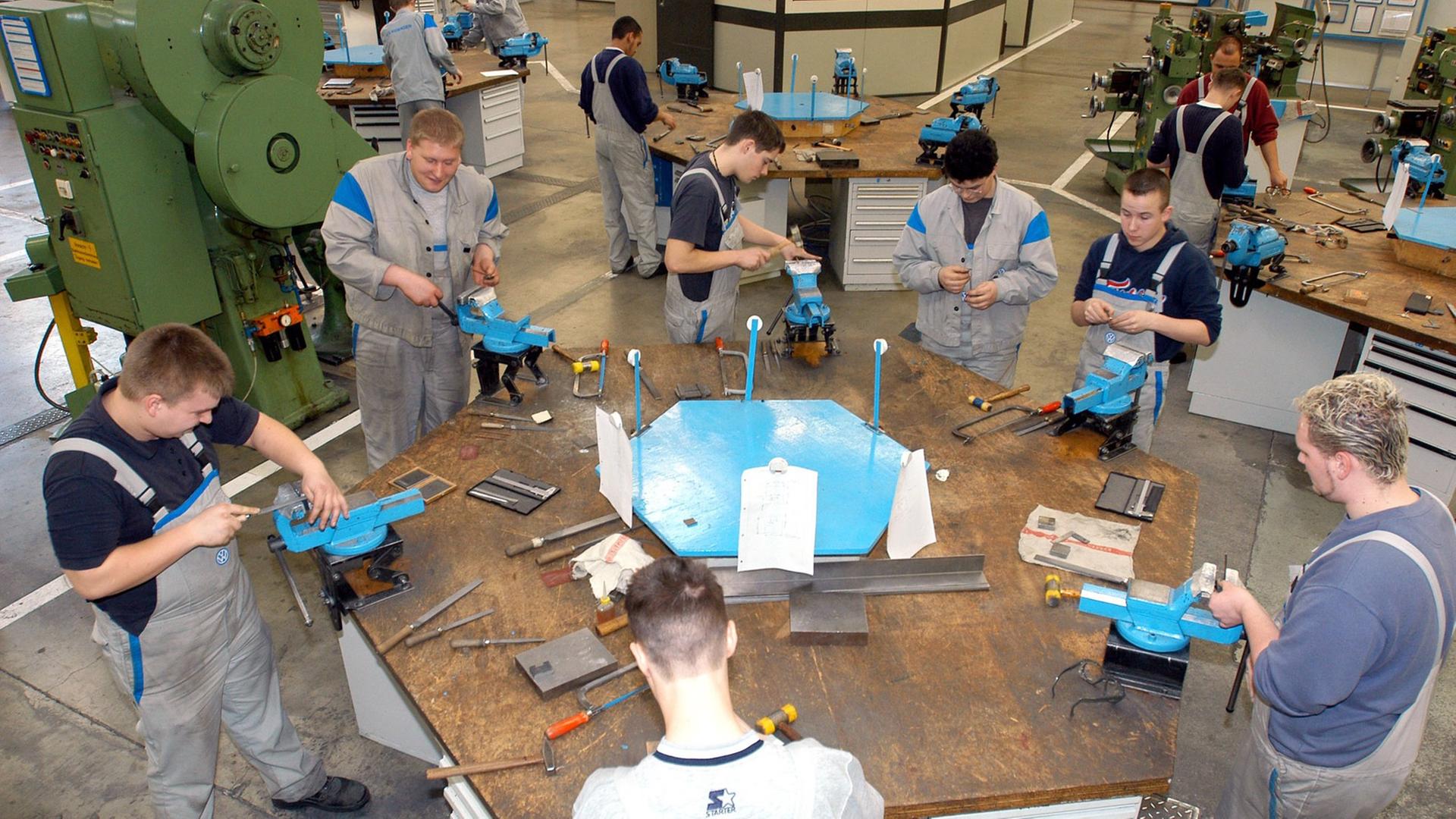 Azubis feilen am Mittwoch (17.03.2004) im Qualifizierungszentrum von VW Kassel in Baunatal an der Werkbank. Im Qualifizierungszentrum bekommen rund 700 Lehrlinge metallverarbeitender Berufe ihre Ausbildung. Azubis feilen am Mittwoch (17.03.2004) im Qualifizierungszentrum von VW Kassel in Baunatal an der Werkbank. Im Qualifizierungszentrum bekommen rund 700 Lehrlinge metallverarbeitender Berufe ihre Ausbildung.