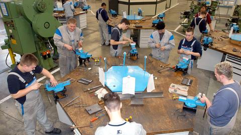 Azubis feilen am Mittwoch (17.03.2004) im Qualifizierungszentrum von VW Kassel in Baunatal an der Werkbank. Im Qualifizierungszentrum bekommen rund 700 Lehrlinge metallverarbeitender Berufe ihre Ausbildung.
