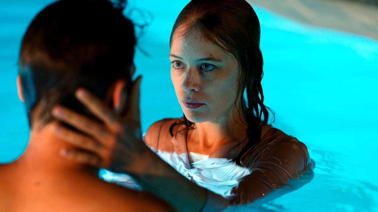 Filmstill aus "Undine": Ein Mann und eine Frau in einem Swimmingpool Filmstill aus "Undine": Ein Mann und eine Frau in einem Swimmingpool
