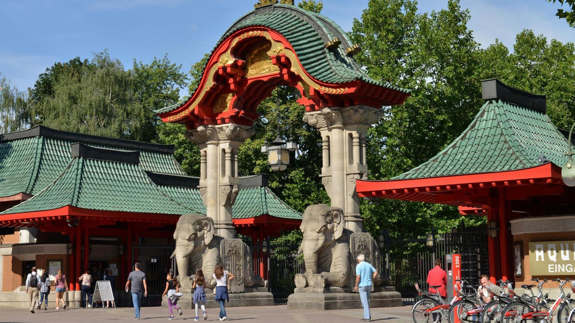 Das Elefantentor ist einer von zwei Eingängen des Zoos in Berlin. Das Elefantentor ist einer von zwei Eingängen des Zoos in Berlin.