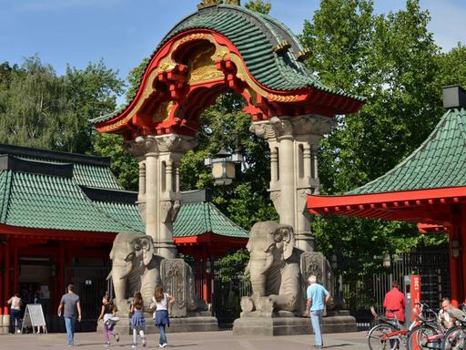 Das Elefantentor ist einer von zwei Eingängen des Zoos in Berlin.