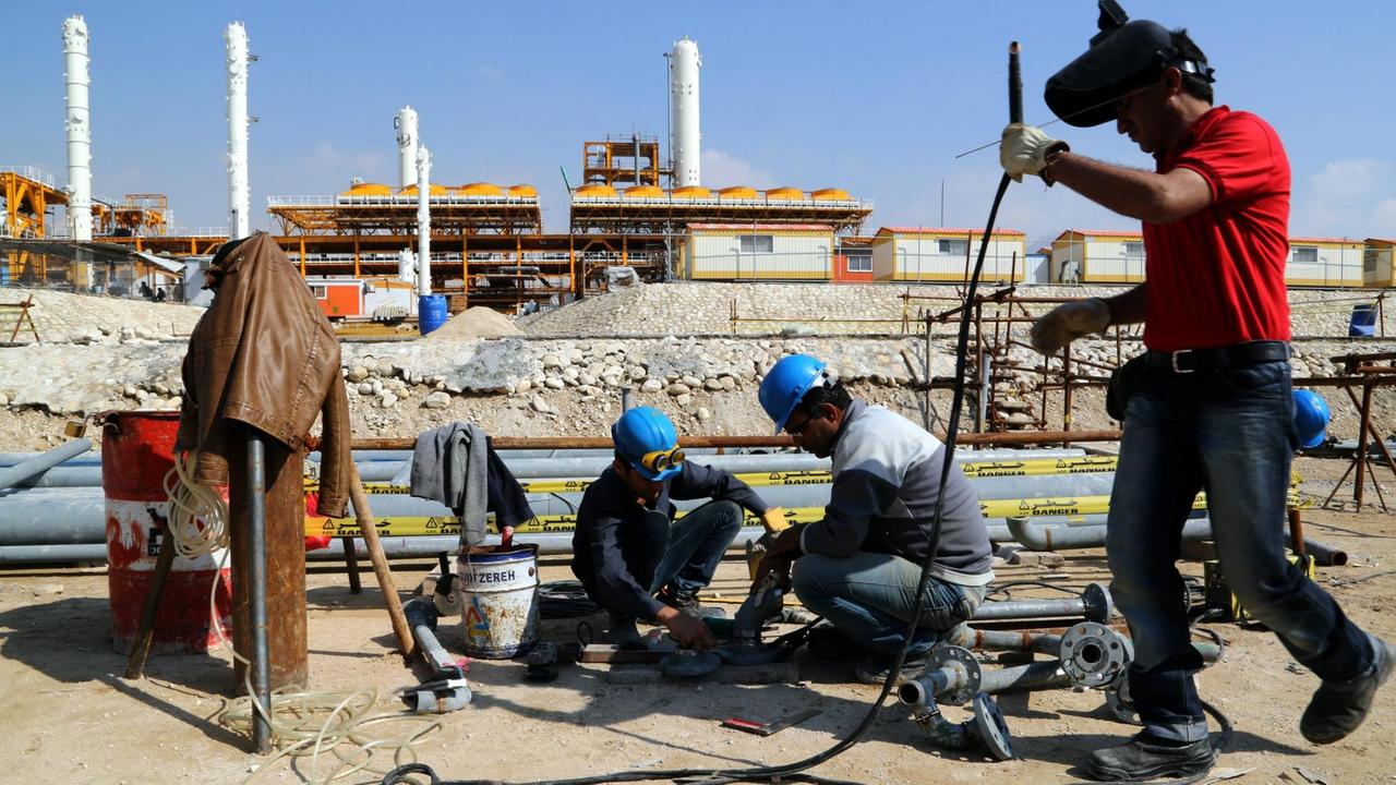 Arbeiter im South-Pars-Gasfeld, das sich im Persischen Golf zwischen Katar und Iran erstreckt. Arbeiter im South-Pars-Gasfeld, das sich im Persischen Golf zwischen Katar und Iran erstreckt.