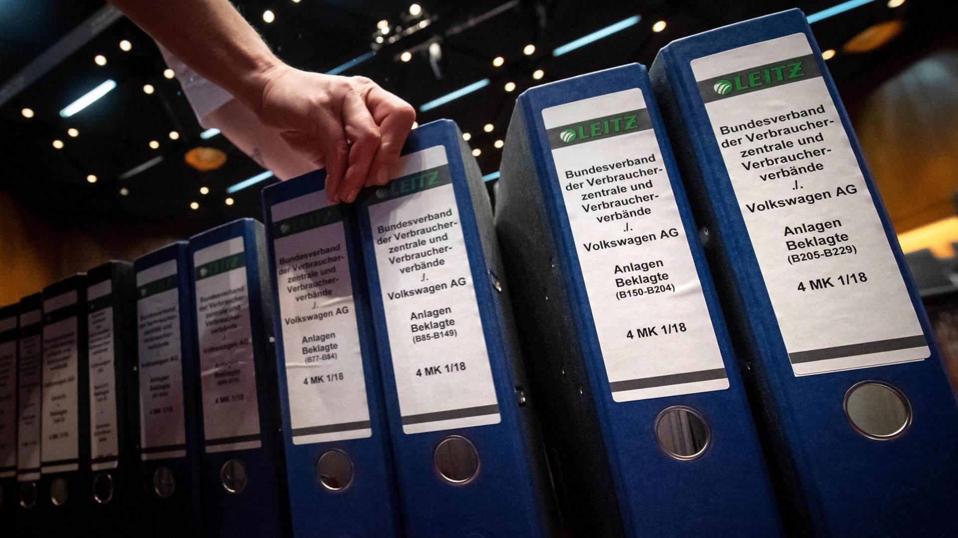 Aktenordner stehen vor Beginn der mündlichen Verhandlung zur Musterfeststellungsklage des Bundesverbands der Verbraucherzentralen und Verbraucherverbände gegen VW in der Stadthalle von Braunschweig. Aktenordner stehen vor Beginn der mündlichen Verhandlung zur Musterfeststellungsklage des Bundesverbands der Verbraucherzentralen und Verbraucherverbände gegen VW in der Stadthalle von Braunschweig.