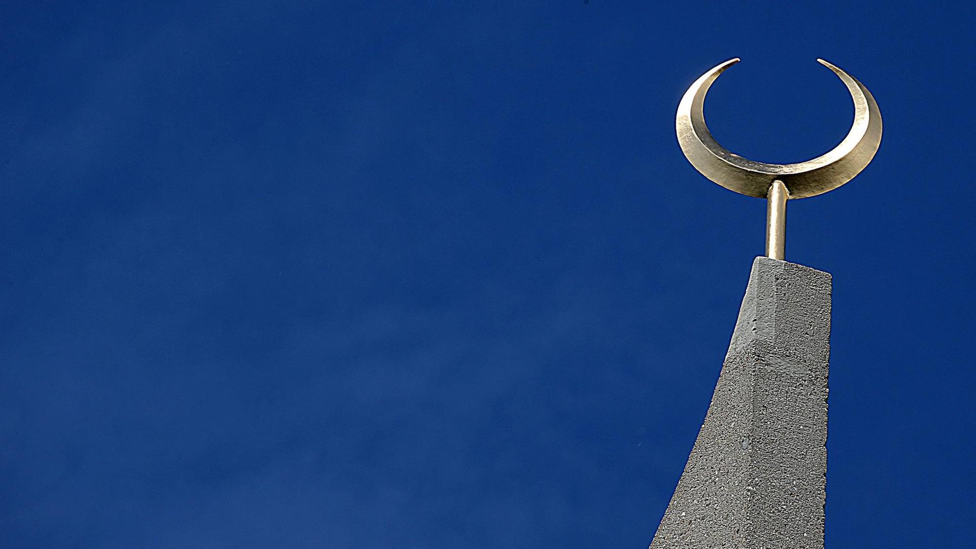 Auf einem Minarett der Moschee der Türkisch-islamischen Union Ditib steht am 06.06.2017 in Köln (Nordrhein-Westfalen) ein goldener Halbmond. Auf einem Minarett der Moschee der Türkisch-islamischen Union Ditib steht am 06.06.2017 in Köln (Nordrhein-Westfalen) ein goldener Halbmond.