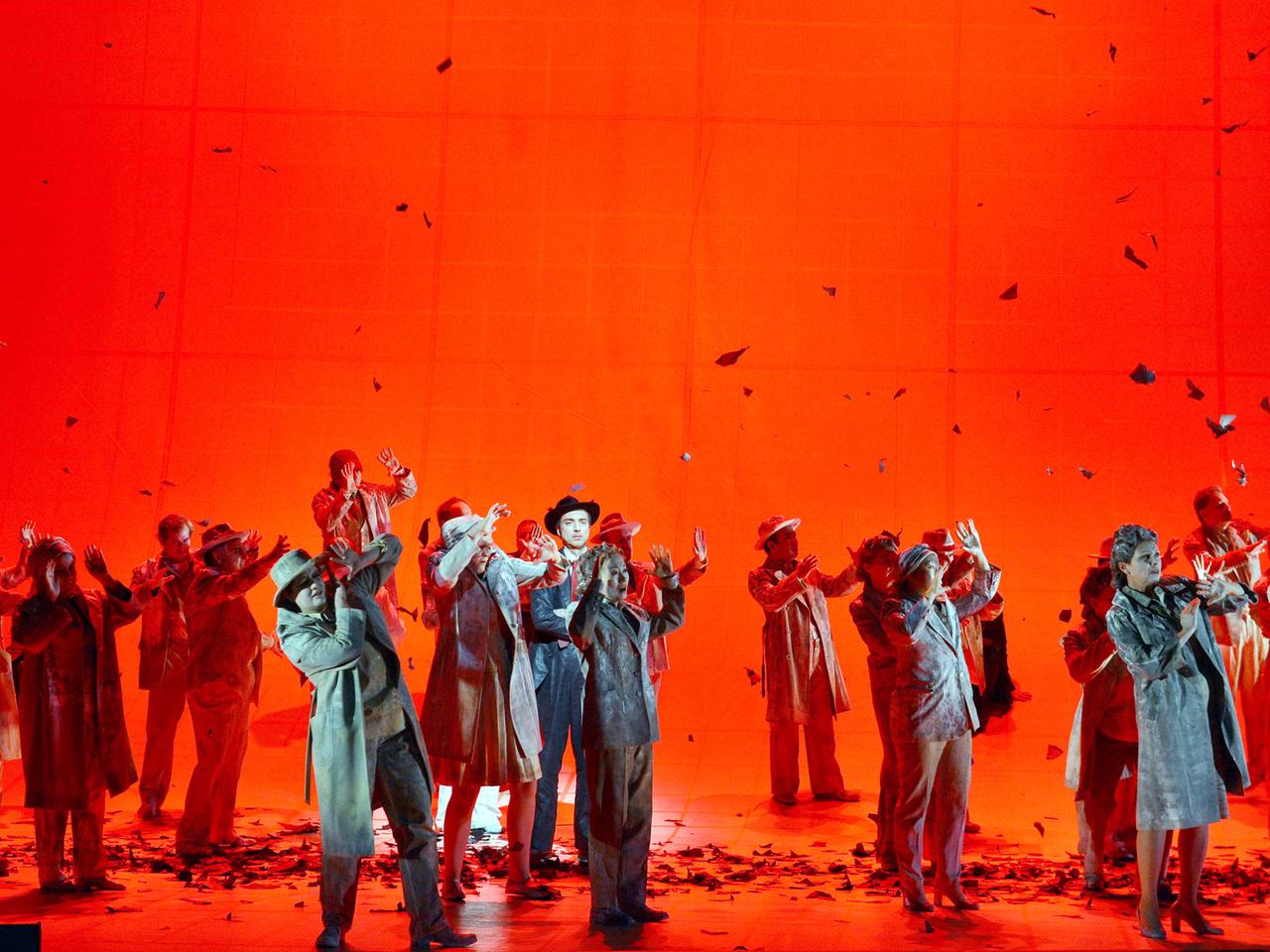 Ein Szenenbild der Oper _Doctor Atomic_ aufgenommen am 23.01.2014 im Badischen Staatstheater Karlsruhe (Baden-Württemberg) bei einer Probe. Der Sänger Armin Kolarczyk als Robert Oppenheimer ist in der linken Bildhälfte im Spotlicht mit Hut zu sehen. Das Stück von John Adams hatte am 25. Januar 2014 an dem Theater Premiere. Ein Szenenbild der Oper _Doctor Atomic_ aufgenommen am 23.01.2014 im Badischen Staatstheater Karlsruhe (Baden-Württemberg) bei einer Probe. Der Sänger Armin Kolarczyk als Robert Oppenheimer ist in der linken Bildhälfte im Spotlicht mit Hut zu sehen. Das Stück von John Adams hatte am 25. Januar 2014 an dem Theater Premiere.