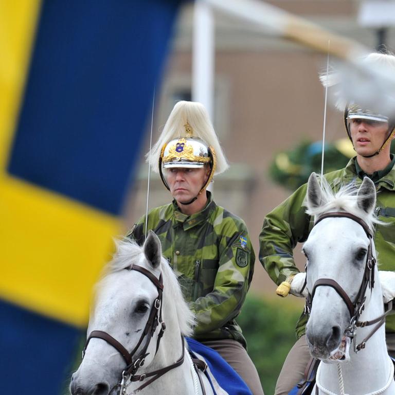 Schwedische Soldaten auf Pferden vor dem Königlichen Palast in Stockholm