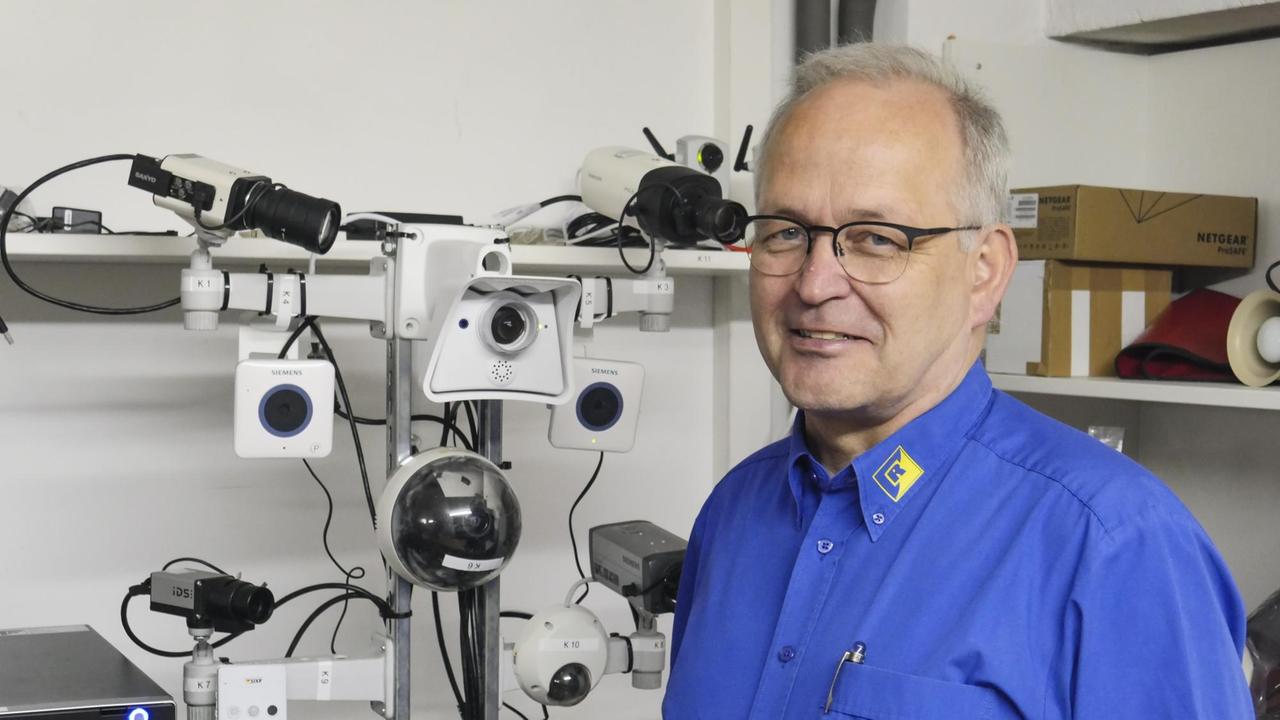 Porträt von Joachim Reif im Überwachungskamera-Labor. Porträt von Joachim Reif im Überwachungskamera-Labor.