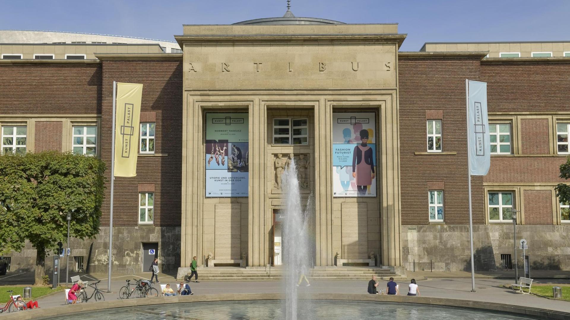 Das Eingangsportal des Kunstpalasts, Ehrenhof in Düsseldorf, 2019. Das Eingangsportal des Kunstpalasts, Ehrenhof in Düsseldorf, 2019.
