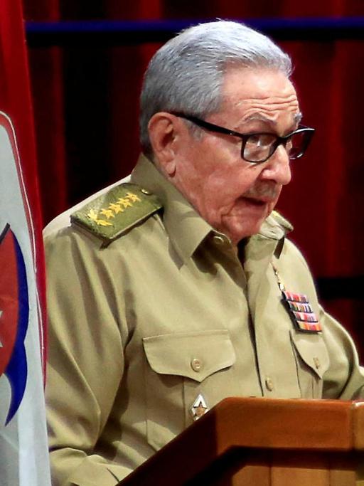 Raúl Castro spricht auf einem Parteikongress in Havanna
