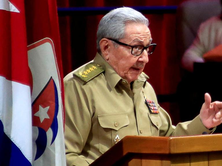 Raúl Castro spricht auf einem Parteikongress in Havanna