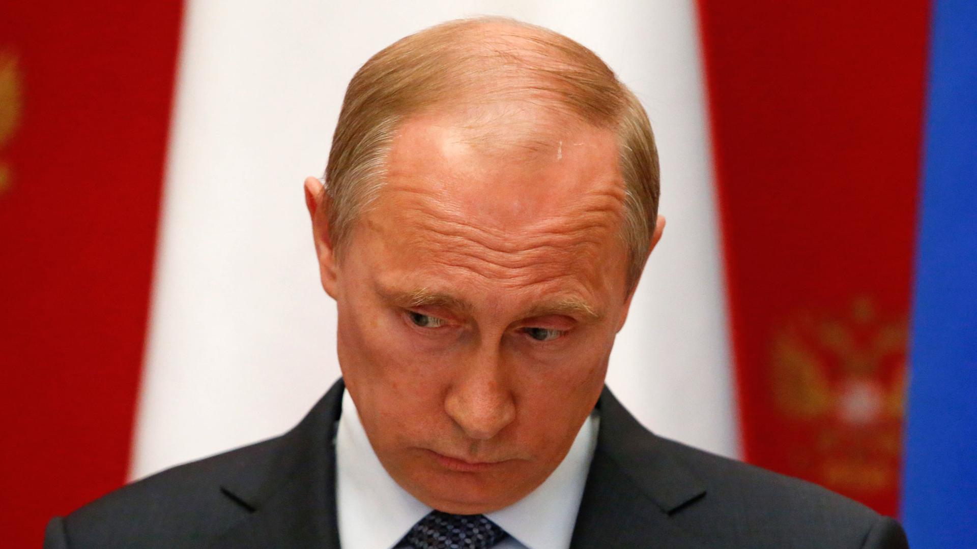 Russlands Präsident Wladimir Putin legt seine Stirn in Falten und senkt nachdenklich den Blick während einer Pressekonferenz nach dem Treffen mit dem Schweizer Präsidenten Didier Burkhalter im Kreml in Moskau, Russland, am 07.05.2014. Russlands Präsident Wladimir Putin legt seine Stirn in Falten und senkt nachdenklich den Blick während einer Pressekonferenz nach dem Treffen mit dem Schweizer Präsidenten Didier Burkhalter im Kreml in Moskau, Russland, am 07.05.2014.