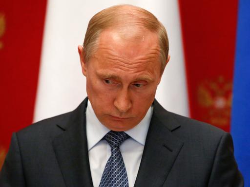 Russlands Präsident Wladimir Putin legt seine Stirn in Falten und senkt nachdenklich den Blick während einer Pressekonferenz nach dem Treffen mit dem Schweizer Präsidenten Didier Burkhalter im Kreml in Moskau, Russland, am 07.05.2014.